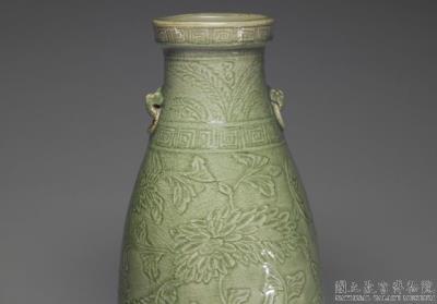 图片[3]-Vase with handles and incised floral decoration in celadon glaze, Longquan ware, late Ming dynasty, 16th century-China Archive
